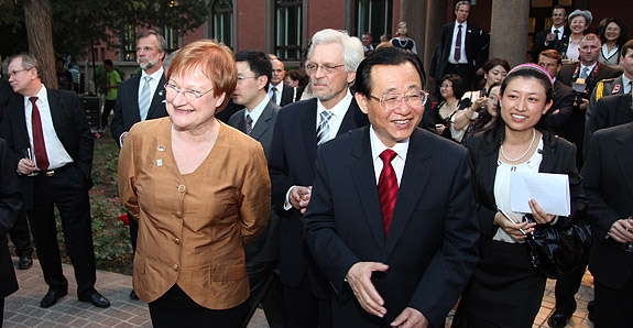 Presidentti Halonen, tohtori Arajärvi ja Wang Gang, Kiinan kansan poliittisen neuvoa-antavan kokouksen varapuheenjohtaja.